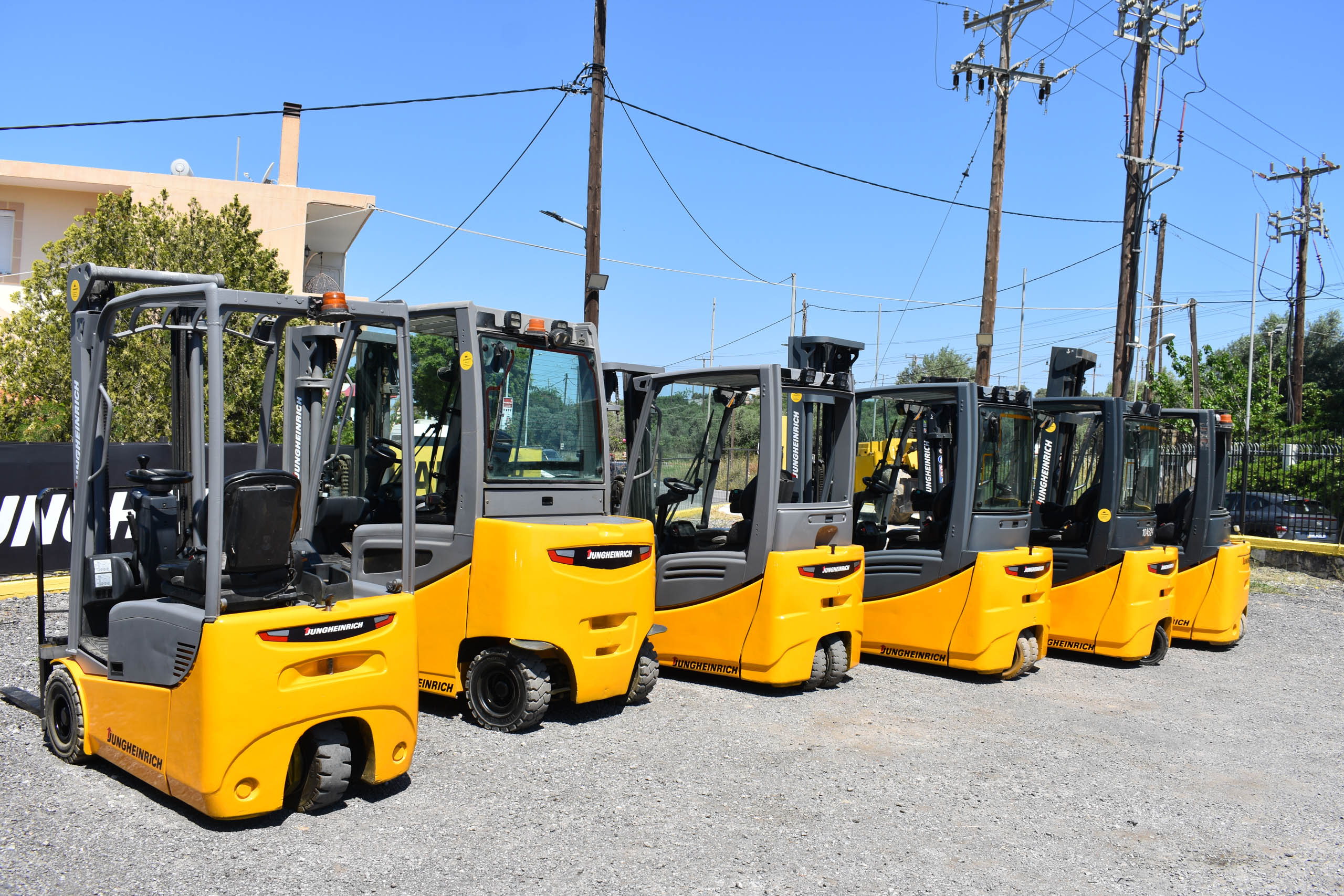 Advantages of working with a used forklift dealer